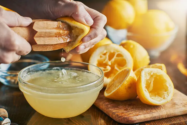 Préparation vinaigre blanc et citron pour serviettes