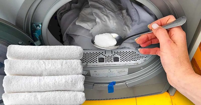 Serviettes empilées avec bicarbonate de soude