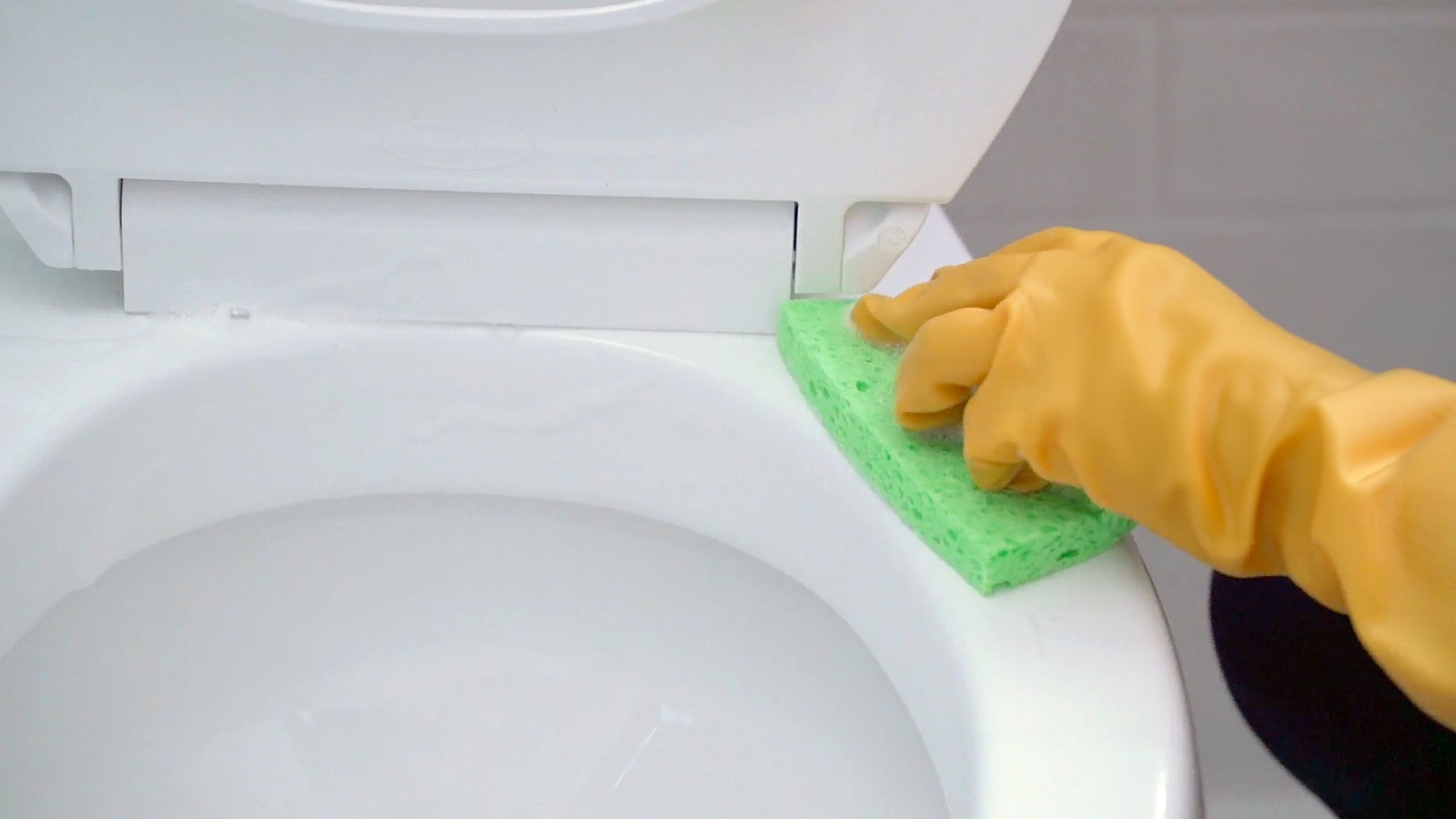 Le nettoyant surprenant que vous avez déjà dans votre salle de bain