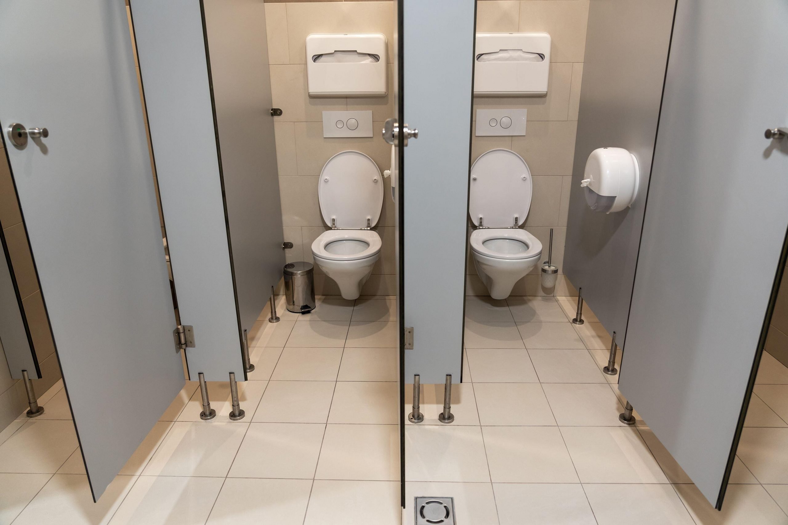 Cabines de toilettes dans un espace public