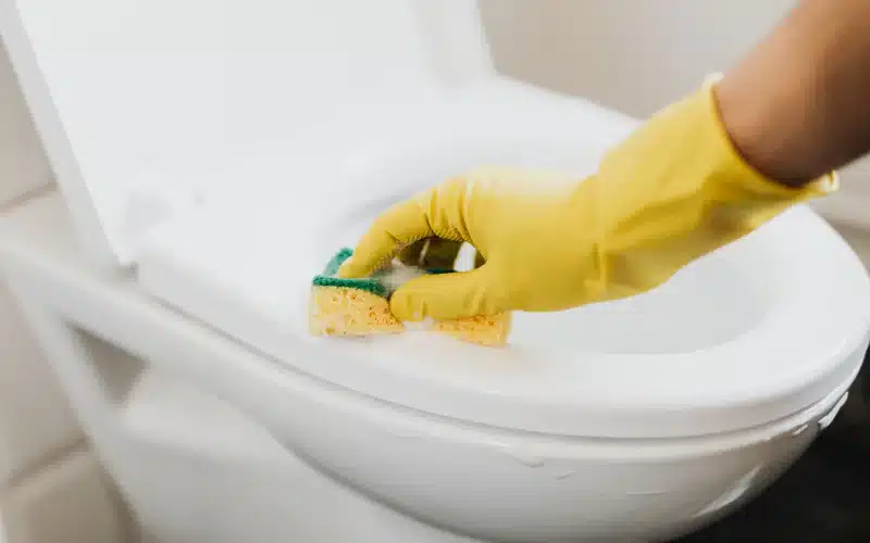 Toilettes : l’astuce imparable pour dire adieu aux marques noires tenaces
