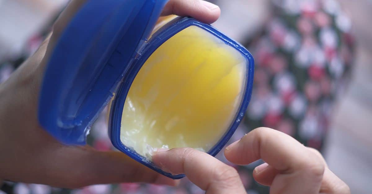 Le petit pot miracle : 10 usages insoupçonnés de la vaseline qui vont transformer votre routine
