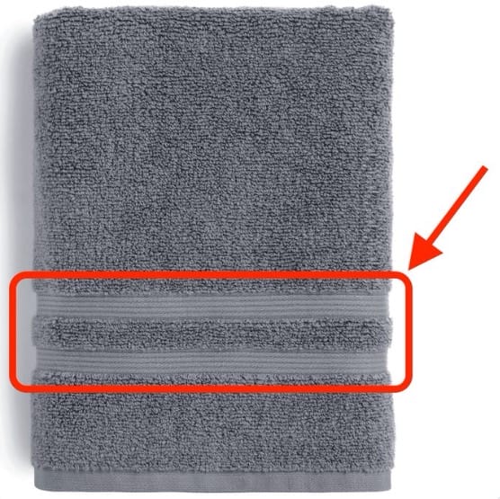 Détail d'une serviette de bain avec sa bordure caractéristique