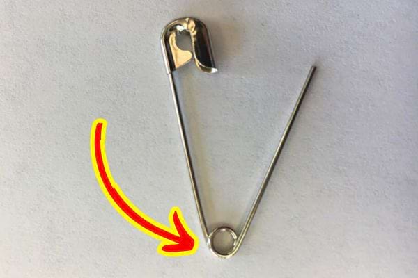 Gros plan sur la boucle ronde d'une épingle de sûreté en métal