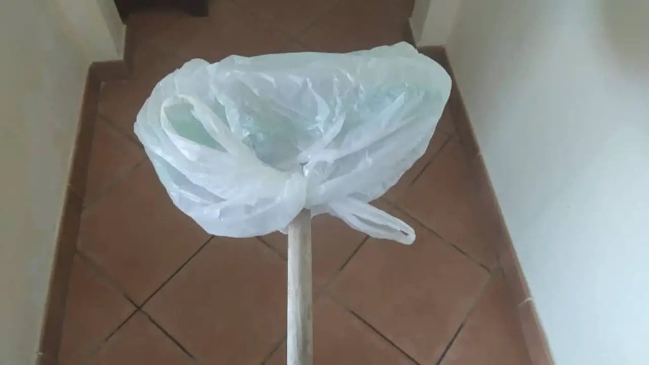 Sol propre après utilisation de la méthode du sac plastique sur un balai