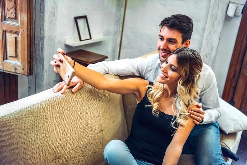 Un selfie de vacances tourne à la gêne : le détail qui a tout révélé aux parents
