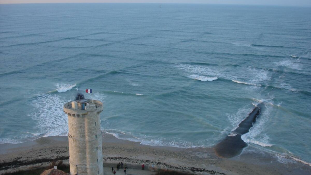 Vagues formant un motif en quadrillage dangereux