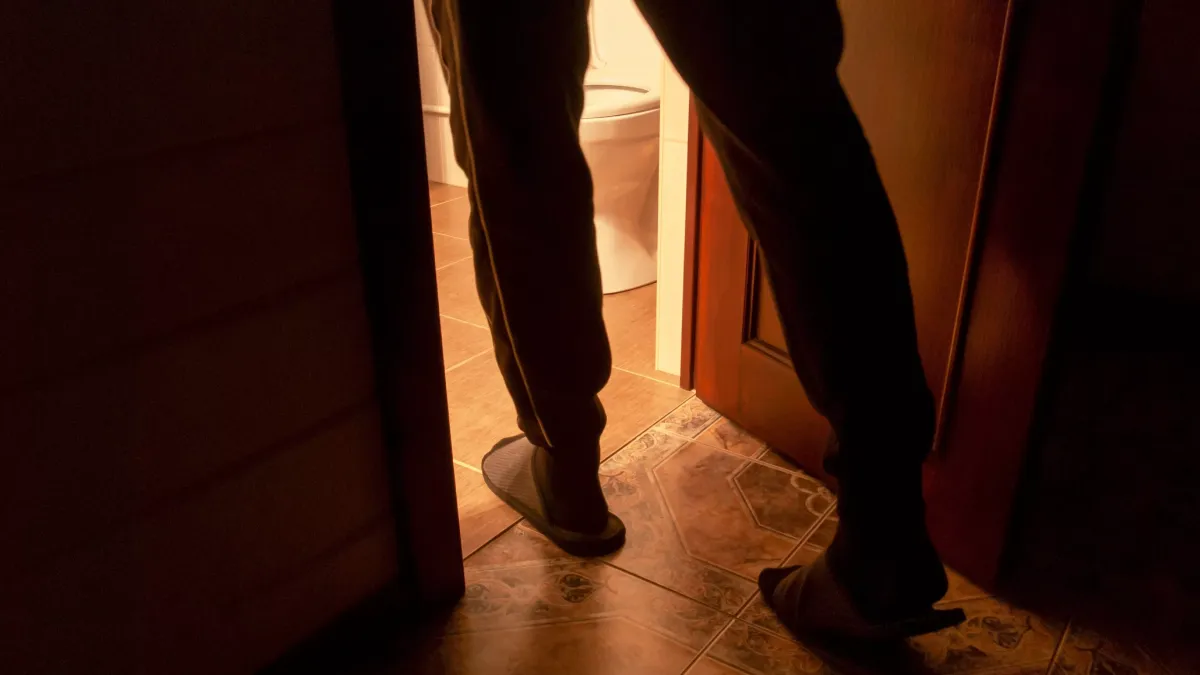 Illustration d'une personne se levant la nuit