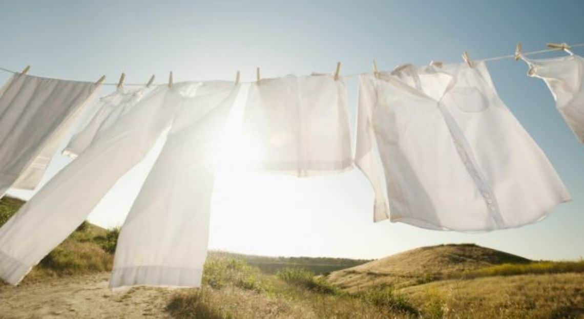 Adieu le linge jauni et les taches de chlore : 10 méthodes naturelles qui remplacent l’eau de Javel