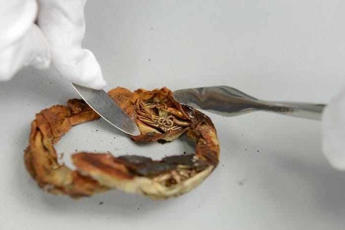 Un secret enfoui dans une tasse d’Auschwitz refait surface après 70 ans d’exposition silencieuse