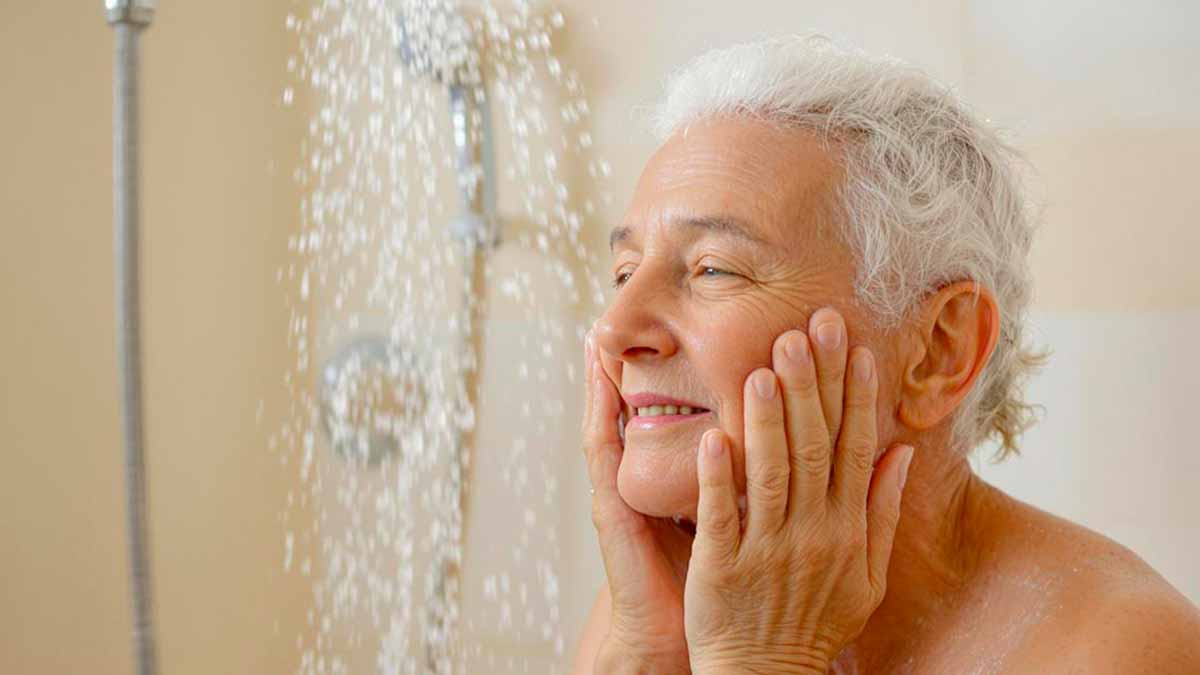 Een oudere persoon die zijn of haar huid zorgvuldig verzorgt.