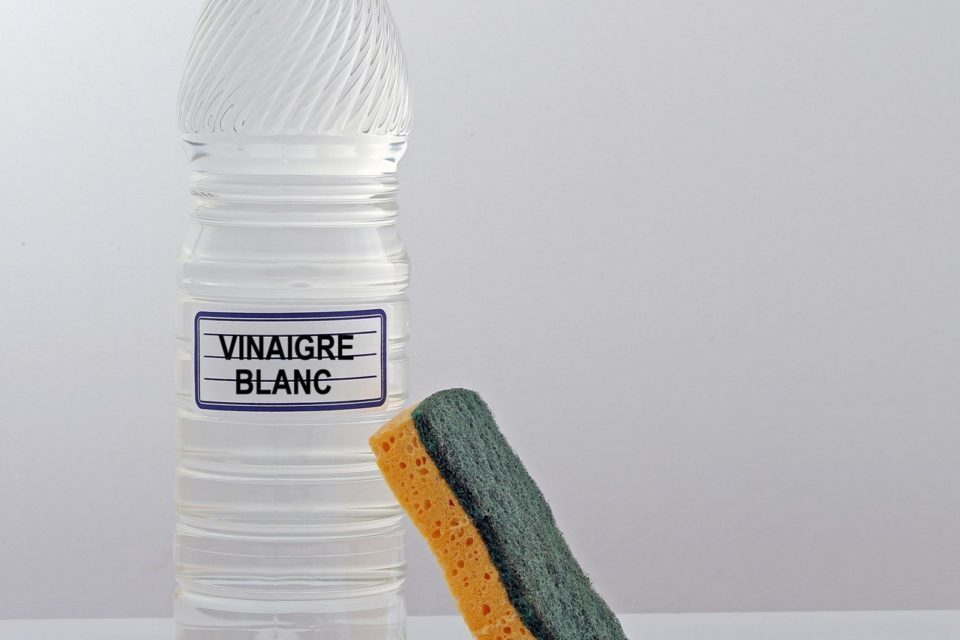 Adieu le linge jauni sans javel : astuces naturelles et solution anti-taches de chlore
