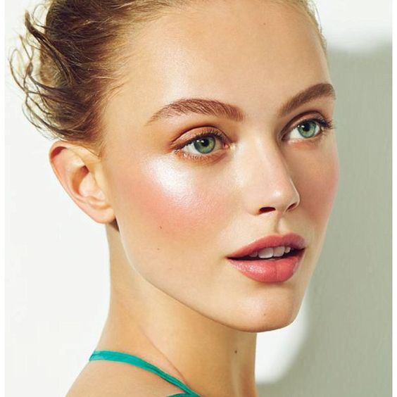 Femme effectuant un gommage doux sur son visage