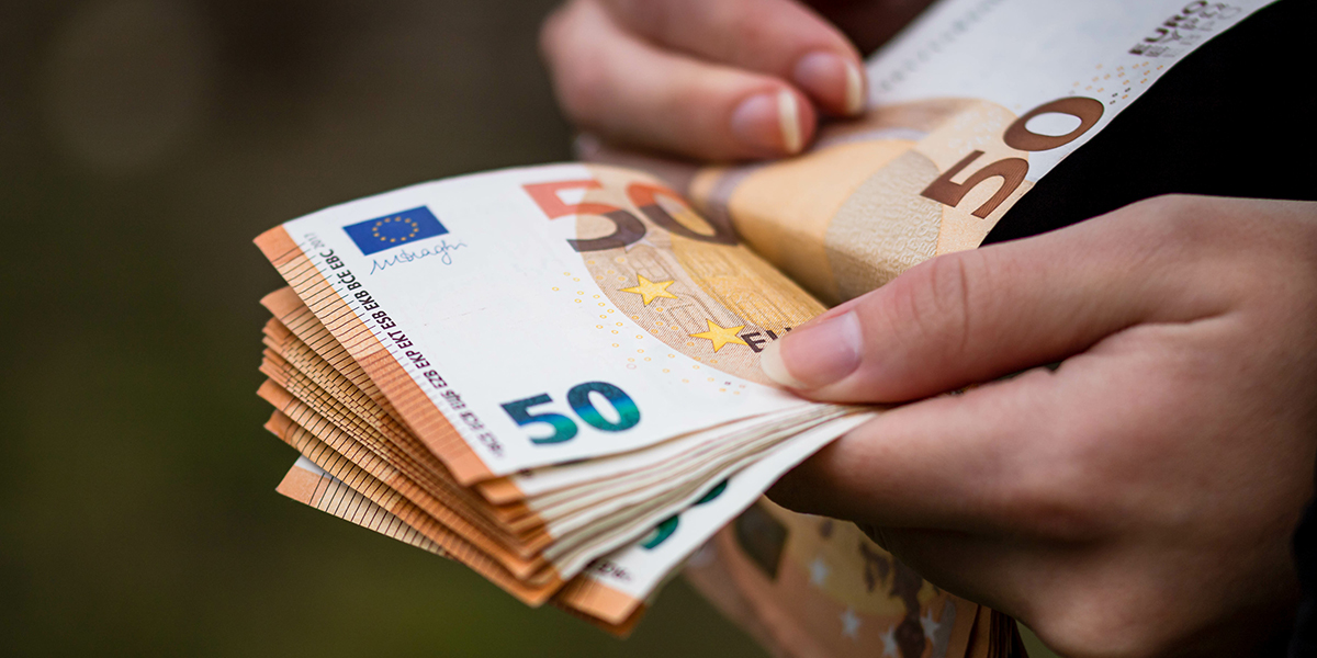 Personne tenant des billets dans ses mains