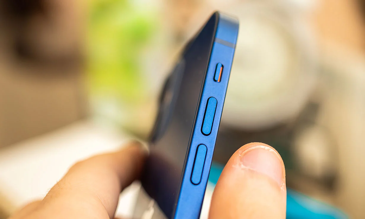 Interface smartphone montrant la navigation par boutons volume