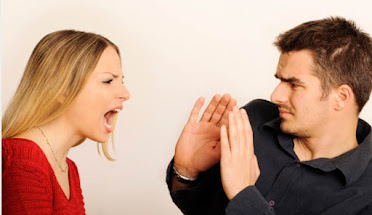 Femme exprimant son mécontentement lors d'une discussion animée