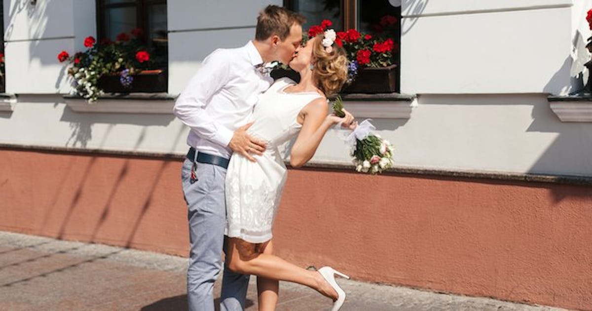 Couple s'échangeant un baiser le jour de leur mariage