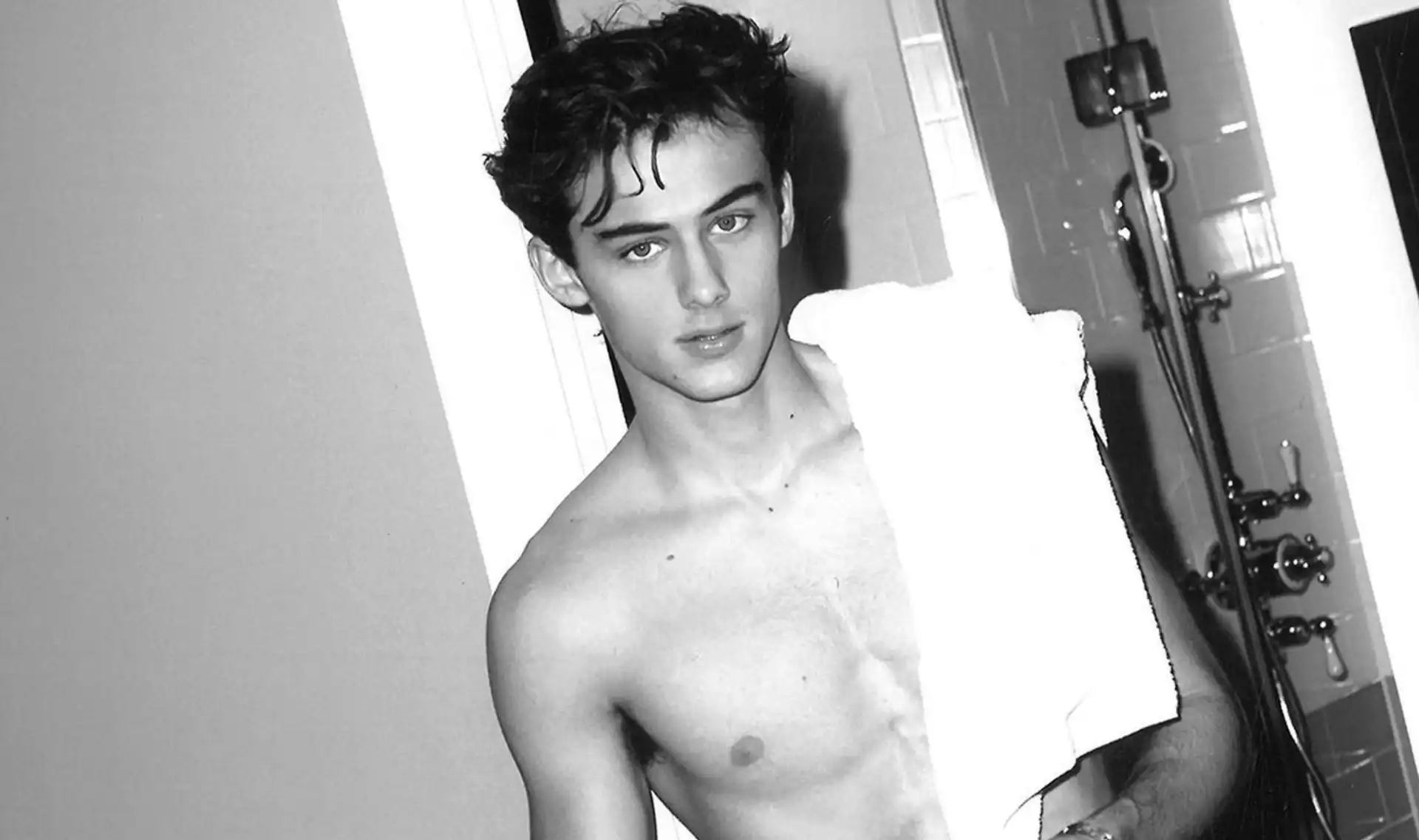 William Franklyn-Miller adolescent sur un podium de mode