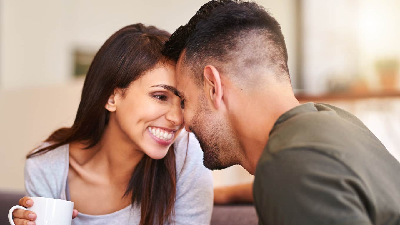 Femme souriante échangeant un regard complice