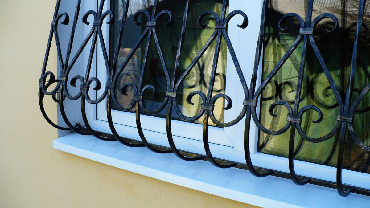 Grille de fenêtre galbée en fer forgé