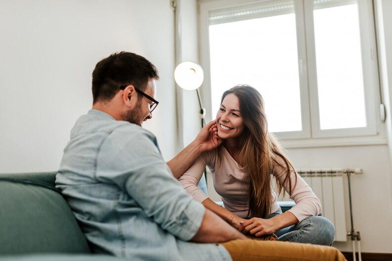 Couple en conversation sérieuse sur un canapé