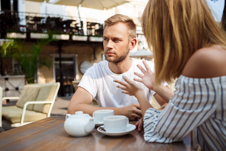 Couple en désaccord dans un café